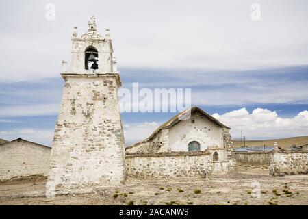 Adobe Kirche, Guallatiri, NP Reserva Nacional Las Vicunas, Cile, Adobe chiesa nel villaggio Guallatiri, Cile, Sud America Foto Stock