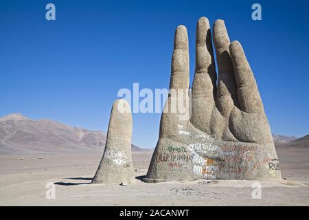 Mano del Desierto, Eisen- und einer Zementskulptur Mano, Panamericana, Atacamawueste, Cile, grandi scultura di un lato a Foto Stock