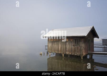 A boatshouse Kochelsee con nebbia, Alta Baviera Foto Stock