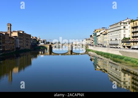 Vista del fiume Arno con il Ponte a Santa Trinita dal Ponte Vecchio. Firenze, Italia. Il più antico arco ellittico ponte del mondo. Foto Stock