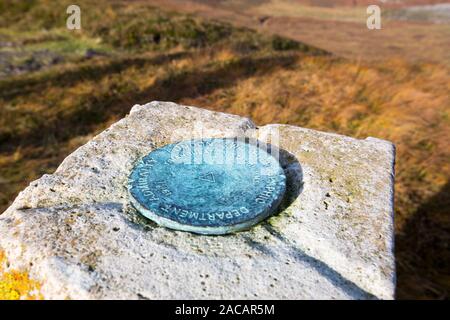 Un sondaggio idrografiche pilastro a Rubha nan Sasan, Loch pecora, Scotland, Regno Unito. Foto Stock