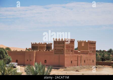 Hotel Kasbah, tradizionale architettura berbera, Merzouga, Marocco, Africa Foto Stock