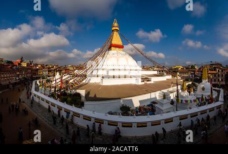 Vista panoramica di Boudha Stupa nel sobborgo Boudhanath, una delle principali attrazioni turistiche della città Foto Stock