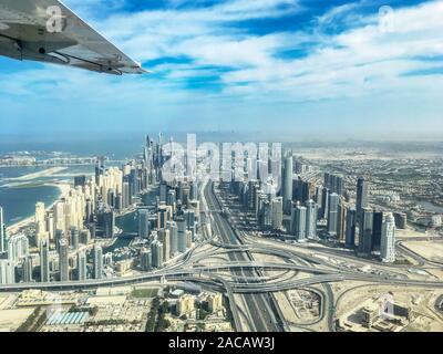 Vista Aerea della Marina di Dubai skyline con Sheikh Zayeg strada interscambio autostradale, Emirati Arabi Uniti Foto Stock