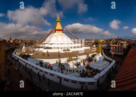 Vista panoramica di Boudha Stupa nel sobborgo Boudhanath, una delle principali attrazioni turistiche della città Foto Stock