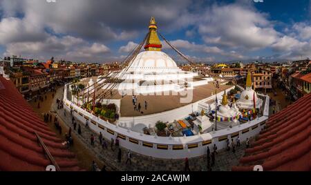 Vista panoramica di Boudha Stupa nel sobborgo Boudhanath, una delle principali attrazioni turistiche della città Foto Stock