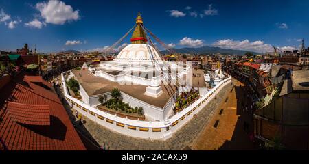 Vista panoramica di Boudha Stupa nel sobborgo Boudhanath, una delle principali attrazioni turistiche della città Foto Stock