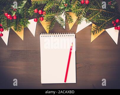 Vista superiore del Natale con sfondo bianco aprire il Blocco note e matita e decorazioni di Natale Foto Stock