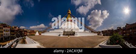 Vista panoramica di Boudha Stupa nel sobborgo Boudhanath, una delle principali attrazioni turistiche della città Foto Stock