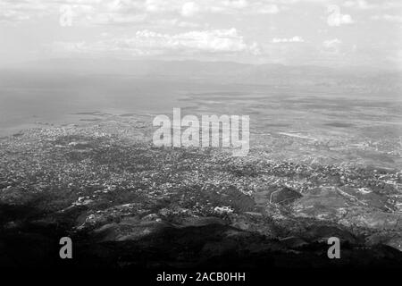 Blick auf das Häusermeer von Port-au-Prince, 1967. Vista su Port-au-Prince's case, 1967. Foto Stock