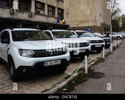 White Dacia Duster auto parcheggiate in linea su strada di Bucarest, Romania, 2019. Foto Stock