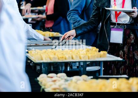 Dettagli dei diversi prodotti alimentari a un evento o un congresso della convenzione Foto Stock