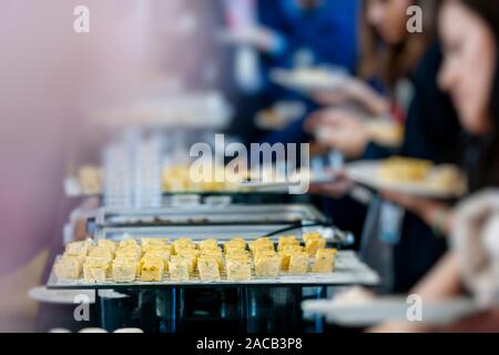 Dettagli dei diversi prodotti alimentari a un evento o un congresso della convenzione Foto Stock