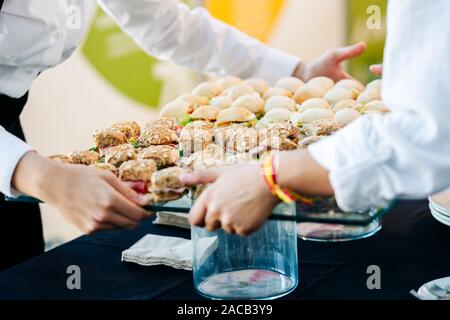 Dettagli dei diversi prodotti alimentari a un evento o un congresso della convenzione Foto Stock