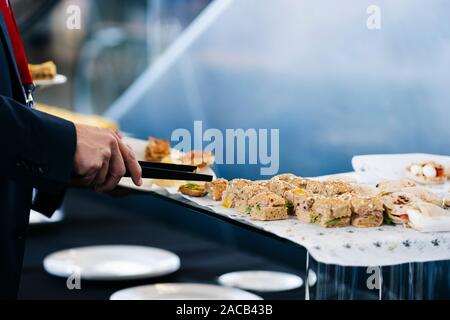 Dettagli dei diversi prodotti alimentari a un evento o un congresso della convenzione Foto Stock