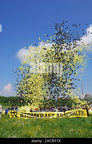 Anti-nucleare di dimostrazione con palloncini a Gundremmingen centrale nucleare Foto Stock