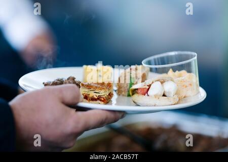 Dettagli dei diversi prodotti alimentari a un evento o un congresso della convenzione Foto Stock