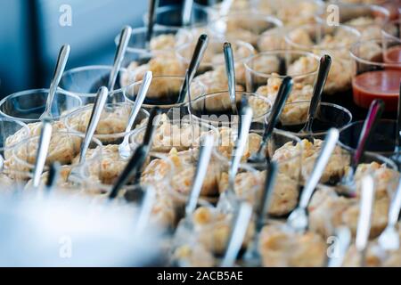 Dettagli dei diversi prodotti alimentari a un evento o un congresso della convenzione Foto Stock