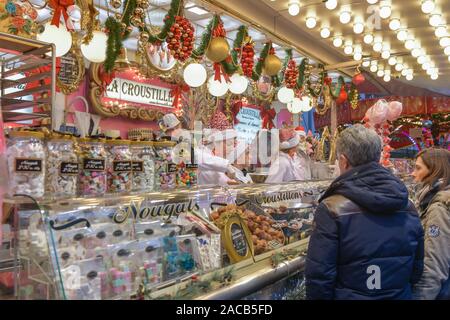 ROUEN, Francia - 16 dicembre 2018: Natale chiosco decorato con dolci alla fiera in Europa Foto Stock