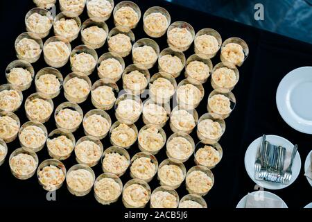 Dettagli dei diversi prodotti alimentari a un evento o un congresso della convenzione Foto Stock