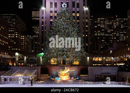 NEW YORK, Stati Uniti d'America - 19 dicembre 2016: Rockefeller albero di Natale - abete rosso. Nuovo Anno decorazioni. Foto Stock