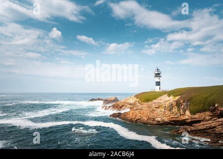 Lonely faro sulla costa della Galizia, Spagna. Isola di Pancha vicino a Ribadeo Foto Stock