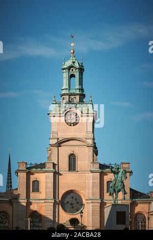 La statua di Karl Johans XIV con la Chiesa di San Nicola in background, situato nel quartiere Gamla Stan isola, Stoccolma, Svezia Foto Stock