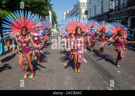 Paraiso Scuola di Samba in esecuzione al carnevale di Notting Hill, Londra, Regno Unito, Lunedì 26 Agosto 2019. Foto Stock