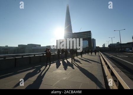 Vista generale su London Bridge a Londra centrale, dopo l'attacco terroristico di venerdì. Una veglia si terrà lunedì per rendere omaggio alle vittime dell attentato e per onorare i servizi di emergenza e i membri del pubblico che hanno risposto all'incidente. Foto Stock