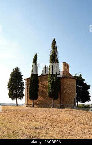 La Cappella della Madonna di Vitaleta un piccolo e bellissimo luogo di culto in Val d'Orcia paesaggio tra San Quirico e Pienza Toscana Italia Foto Stock