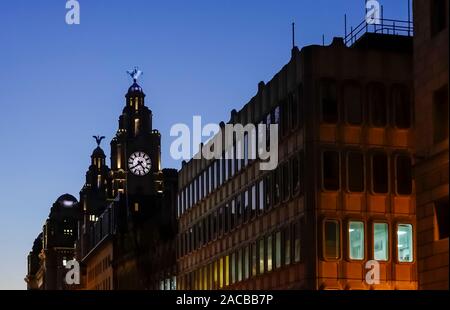 Mitici uccelli del fegato sulle torri dell'orologio del Royal Liver Building a Liverpool Foto Stock
