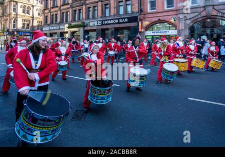 Batteristi al Natale di Santa Dash a Liverpool Foto Stock