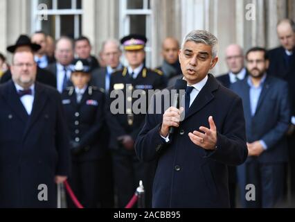 Sindaco di Londra Sadiq Khan parlando a una veglia di Guildhall Yard, Londra, per onorare le vittime off il London Bridge attacco terroristico, come pure i membri del pubblico e i servizi di emergenza che hanno rischiato la loro vita per aiutare gli altri dopo un terrorista che indossa un finto giubbotto di suicidio è andato su un coltello rampage uccidendo due persone, è stato ucciso dalla polizia il venerdì. Foto Stock