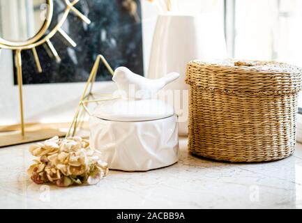 In stile country Home decor, gioielli casella e cesto di vimini sulla tavola di marmo di close-up Foto Stock
