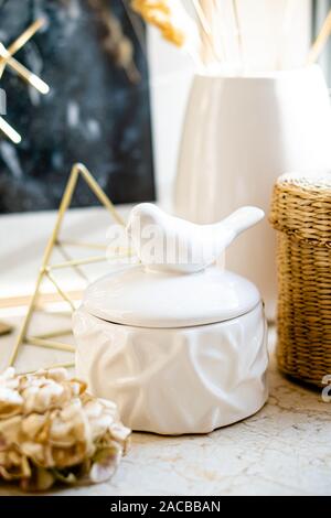 In stile country Home decor, gioielli casella e cesto di vimini sulla tavola di marmo di close-up Foto Stock