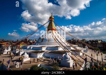 Vista panoramica di Boudha Stupa nel sobborgo Boudhanath, una delle principali attrazioni turistiche della città Foto Stock