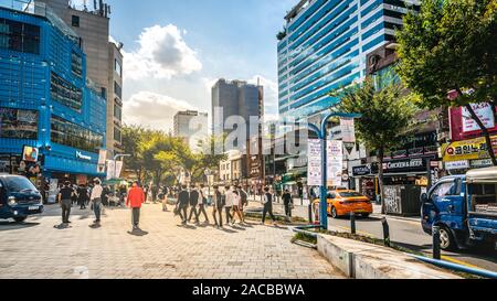 Seoul COREA , 23 settembre 2019 : Seoul Hongdae Hongik university street con i giovani e drammatica luce diurna nel quartiere Hongdae in Se Foto Stock