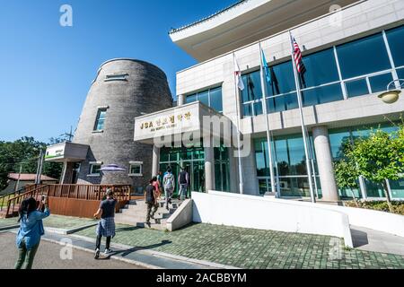 Paju Corea , 24 settembre 2019 : turisti entrare la JSA o Joint Security Area centro visitatori presso il Camp Bonifas nella DMZ Corea del Sud Foto Stock