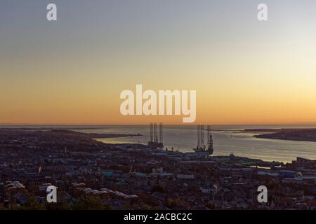 Guardando ad est oltre il porto di Dundee dalla legge, con due impianti di trivellazione del petrolio ormeggiato al porto, in corrispondenza della bocca dell'estuario, con il Mare del Nord al di là. Foto Stock