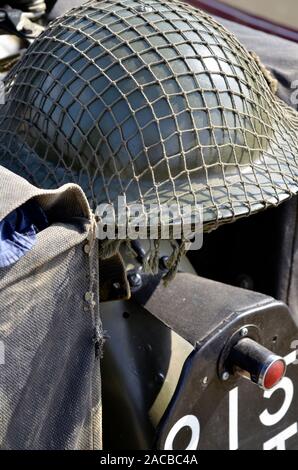 Soldati casco di stagno sulla parte posteriore del vintage motociclo militare Foto Stock