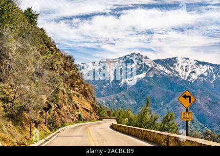 Generali Hwy nel Parco Nazionale di Sequoia in California Foto Stock