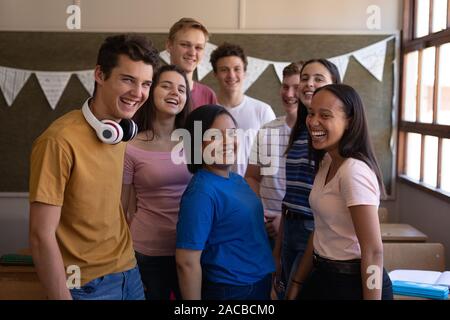 Gli adolescenti in aula scolastica Foto Stock