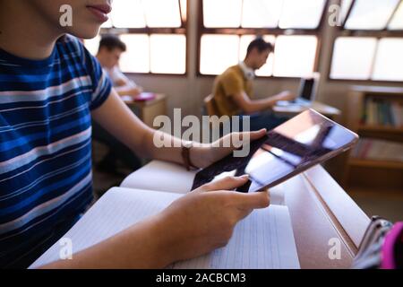 Gli adolescenti in aula scolastica Foto Stock