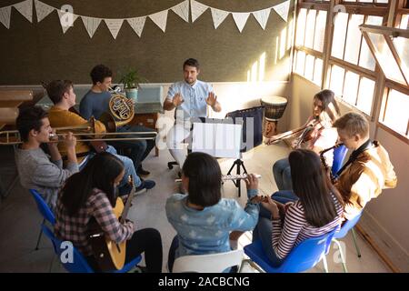 Musicisti adolescenti ripassando Foto Stock