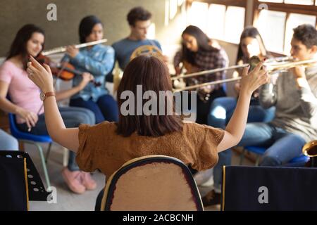 Musicisti adolescenti ripassando Foto Stock