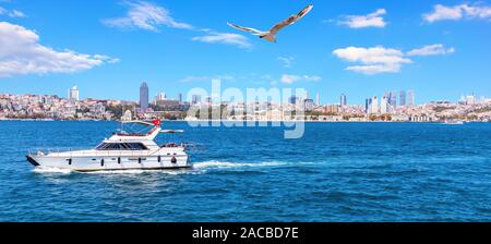 Yacht al Bosforo e vista Besiktas, Istanbul Foto Stock