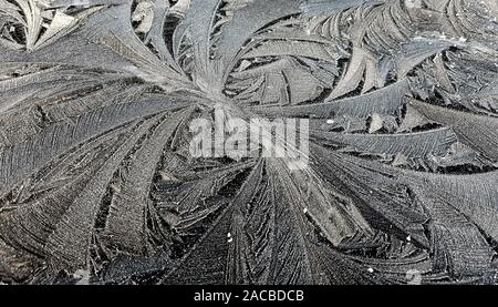 Modelli di ghiaccio formato sul tetto di una vettura vicino a Ashford in Kent, dopo una notte di gelo. Foto Stock