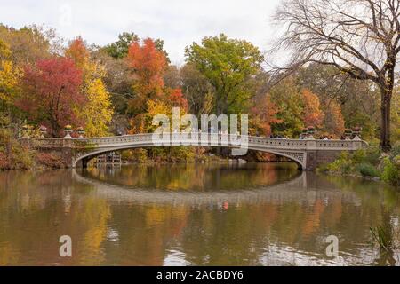 Ponte di prua in autunno, al Central Park di New York City, Stati Uniti d'America. Foto Stock
