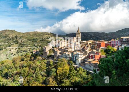 Der Ort Novara di Sicilia, Sizilien, Italien, Europa | Novara di Sicilia villaggio, Sicilia, Italia, Europa Foto Stock