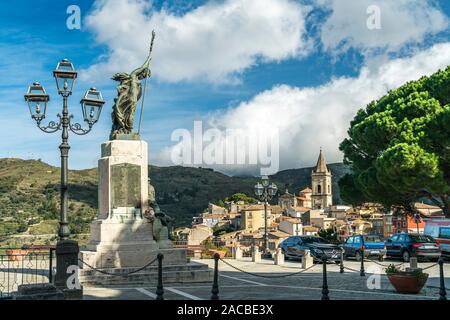 Kriegsdenkmal und der Ort Novara di Sicilia, Sizilien, Italien, Europa | Memoriale di guerra e di Novara di Sicilia villaggio, Sicilia, Italia, Europa Foto Stock